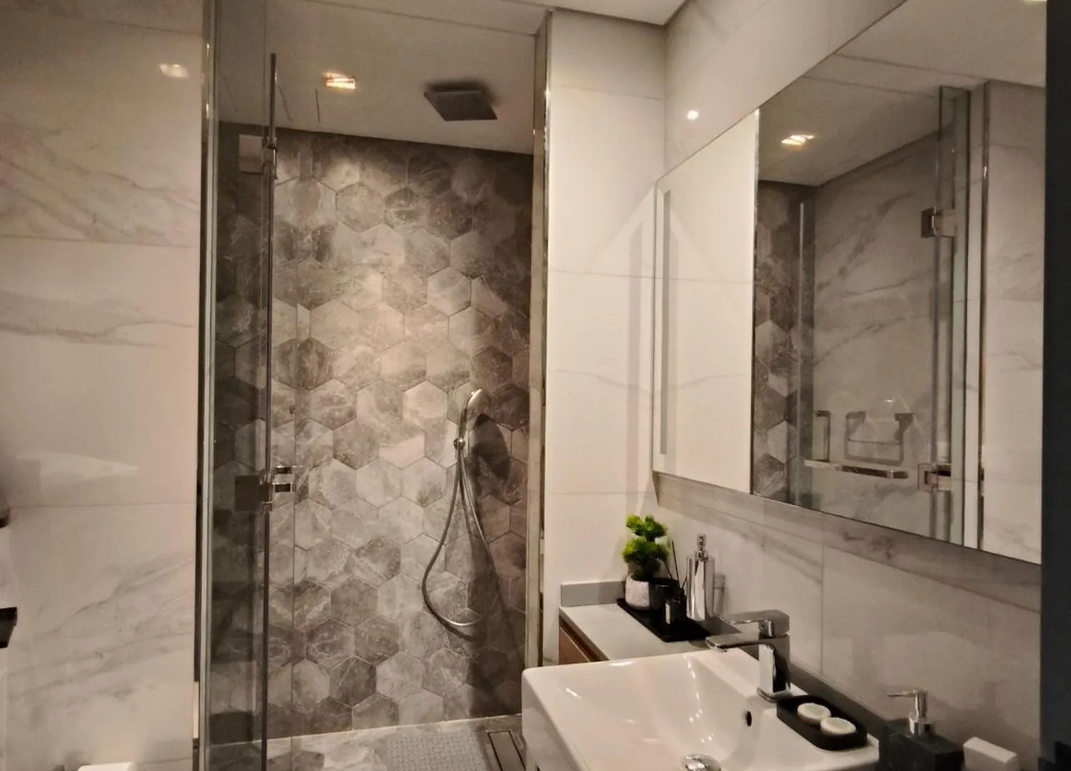 Chic 2Br Near Dubai Mall & Burj L Canal & City View I 5 Pax