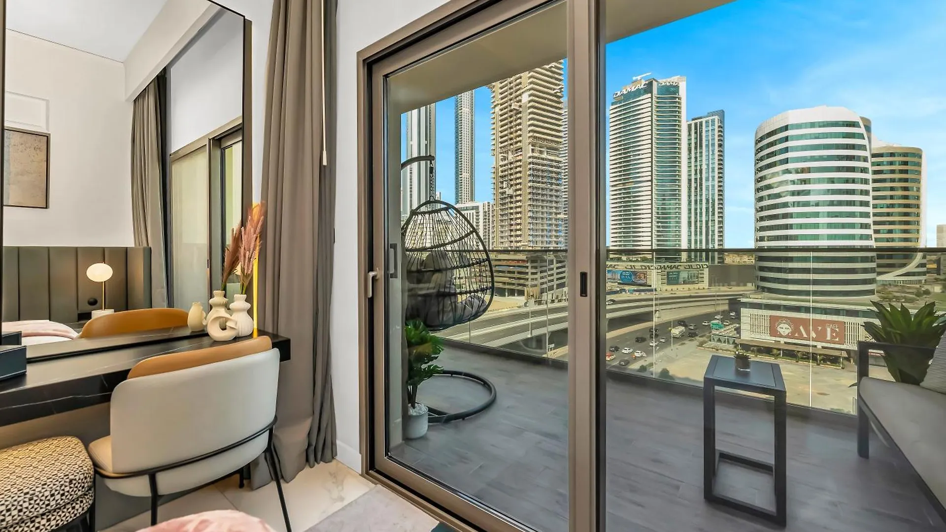 Chic 2Br Near Dubai Mall & Burj L Canal & City View I 5 Pax Apartment