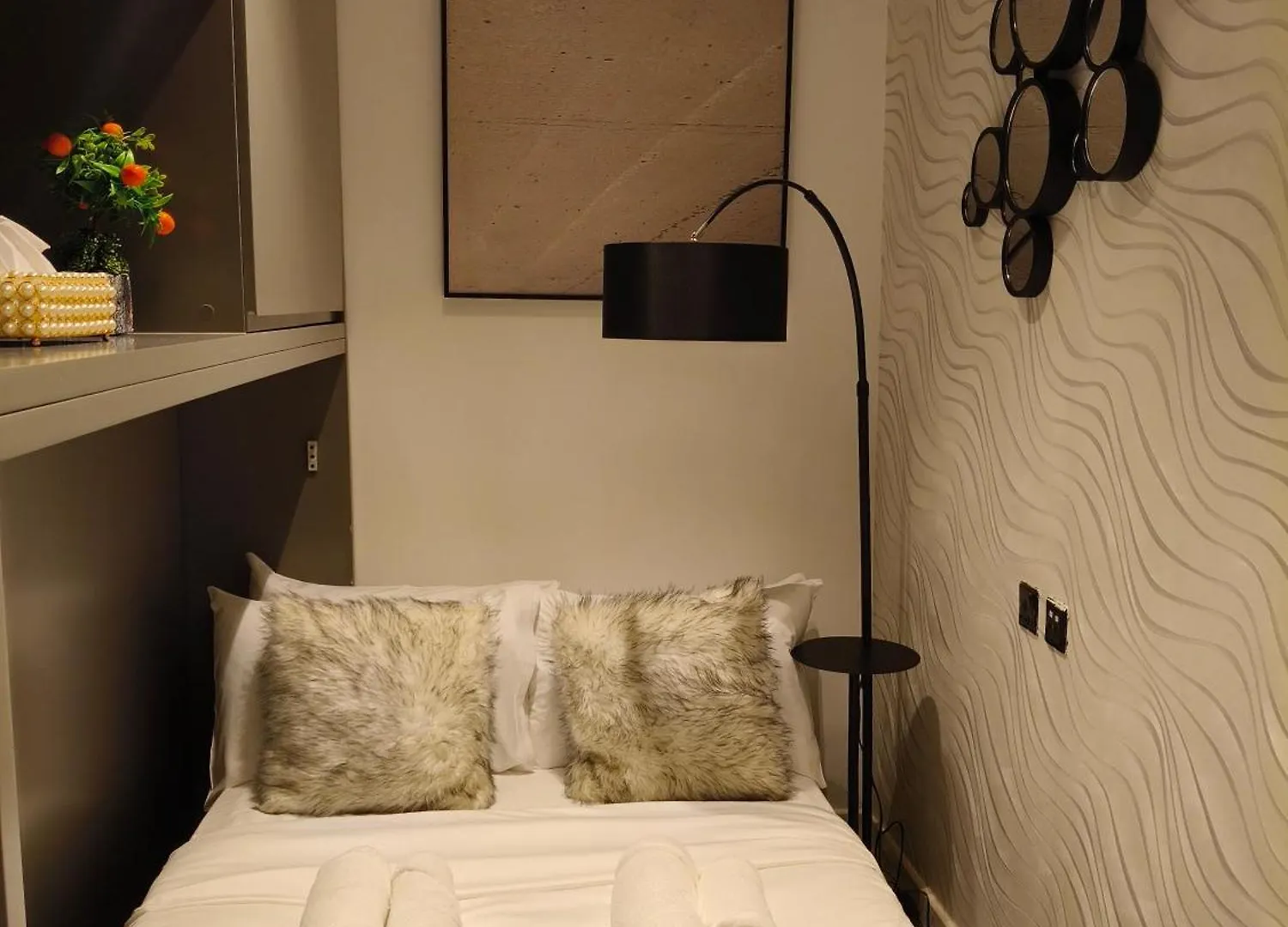Chic 2Br Near Dubai Mall & Burj L Canal & City View I 5 Pax Apartment