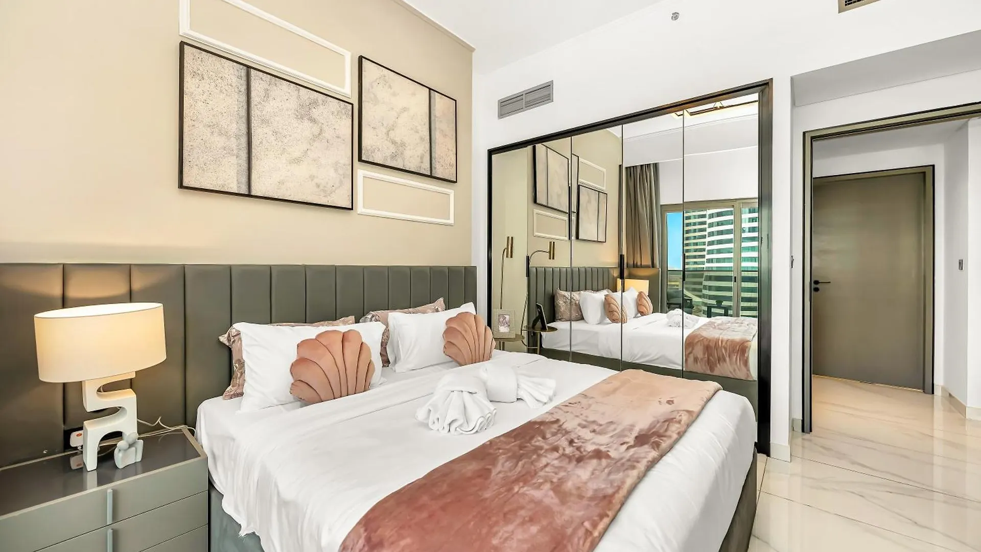 Chic 2Br Near Dubai Mall & Burj L Canal & City View I 5 Pax